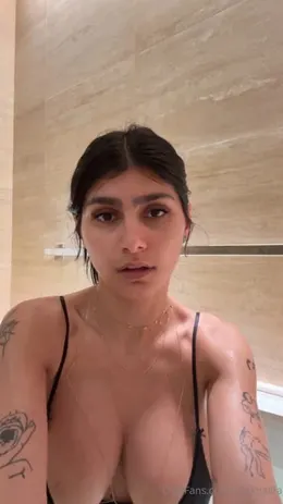 Watch Arab Queen Mia Khalifa Topless While Preparing Breakfast and Taking a Shower