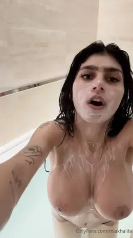 Watch Arab Queen Mia Khalifa Topless While Preparing Breakfast and Taking a Shower