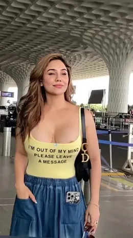 Most Popular Indian Actress & Model Kangana Sharma Accidental Nip Slip at Airport Full Interview, Se