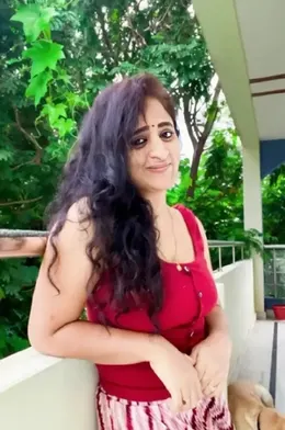 Hot desi bhabhi Sujatha Simhadri changing blouse live on webcam, leaked clip