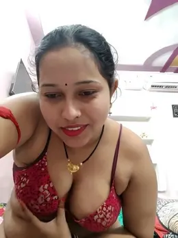 Chubby Indian Bhabhi Live Streams Nude Show, Flashing Big Boobs and Curves