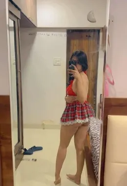 Desi Cute Beautiful South Indian Girlfriend Homemade Sexy Teasing Full Nude Selfies