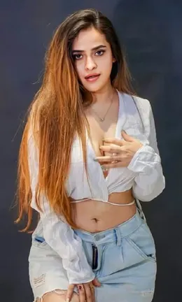 Watch Prajakta Dusane Leaked Sexy Model Showing & Pressing Her Boobs