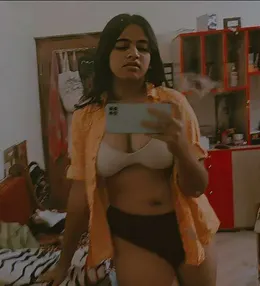 Chubby Babe Shows Huge Juicy Boobs And Fingers Her Pussy Hard Moaning Loud