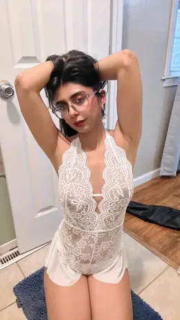 Aqsa Pervaiz Teasing in Bikini Supersexy Babe Private Photos and OnlyFans Clips