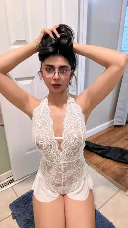 Aqsa Pervaiz Teasing in Bikini Supersexy Babe Private Photos and OnlyFans Clips