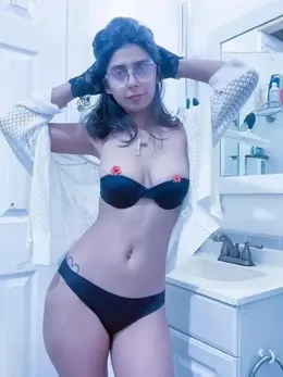 Aqsa Pervaiz Teasing in Bikini Supersexy Babe Private Photos and OnlyFans Clips