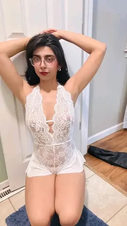 Aqsa Pervaiz Teasing in Bikini Supersexy Babe Private Photos and OnlyFans Clips