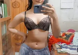 Delhi Girl Viral Tease Horny Sexy Girl Shows Juicy Melons and Private Parts