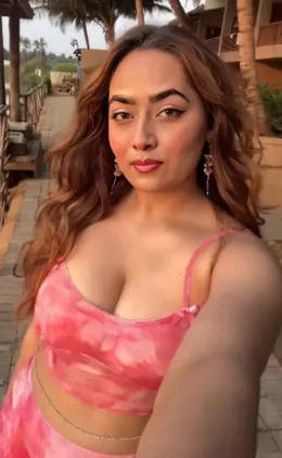 Watch Divya Mistry, the famous chubby model, in this hot nude photos compilation. Big boobs, hairy p