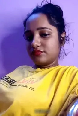 Nude Cam Girl Fingers Her Wet Pussy on Live Cam