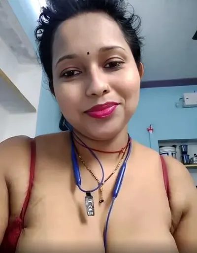 Bhabhi no. 1 sucking boobs, spitting milk, and showing ass on StripChat Live