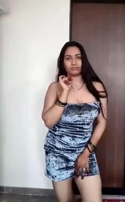 Hot Desi Girl Strips Fingers Herself and Dances Naked on StripChat