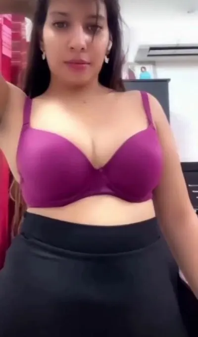 Desi Girl Flashes Boobs And Presses Them On Stripchat Live Show